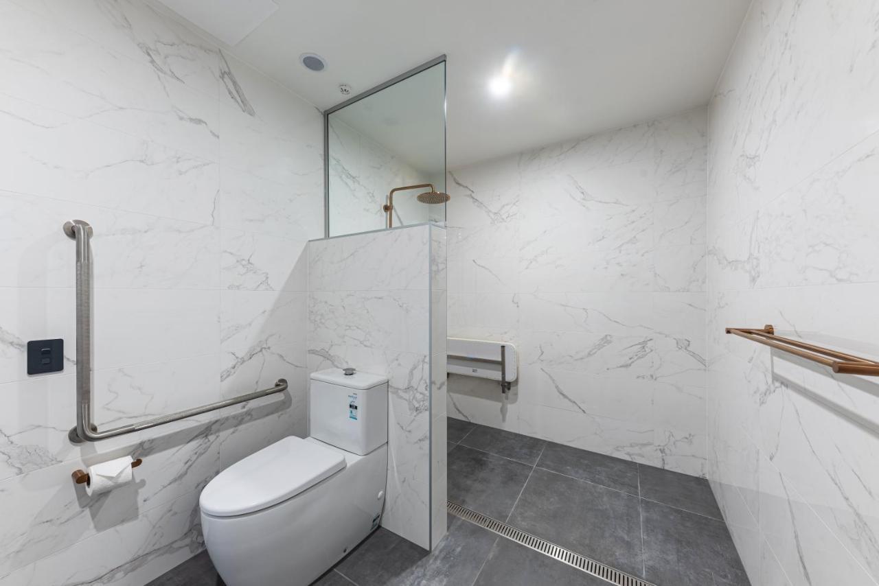 Galaxy Boutique Hotel レイク・テカポ エクステリア 写真 A wet room in a residential bathroom
