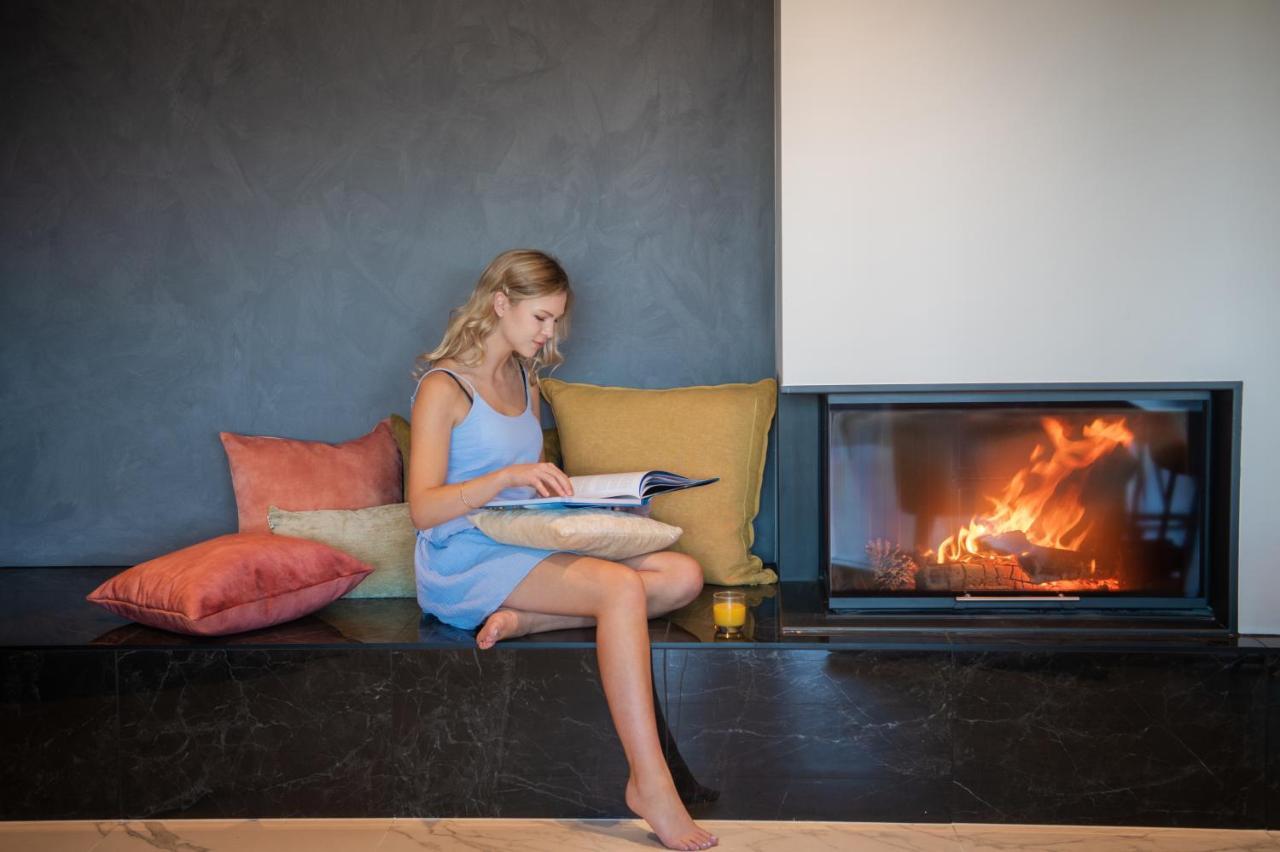 Galaxy Boutique Hotel レイク・テカポ エクステリア 写真 A woman reading a book by a fireplace