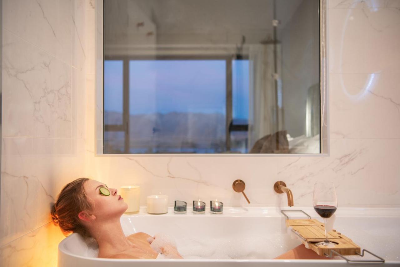 Galaxy Boutique Hotel レイク・テカポ エクステリア 写真 A woman relaxing in a bathtub